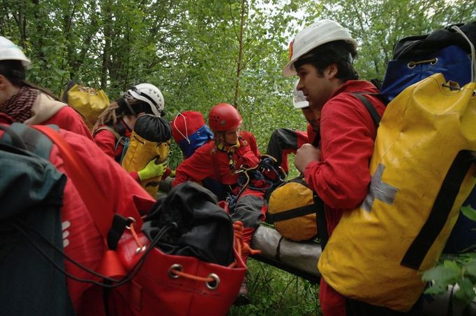 Dvanáct dobrovolníků Greenpeace ze tří zemí obsadilo dvě těžní věže dolu Frenštát v Beskydech.