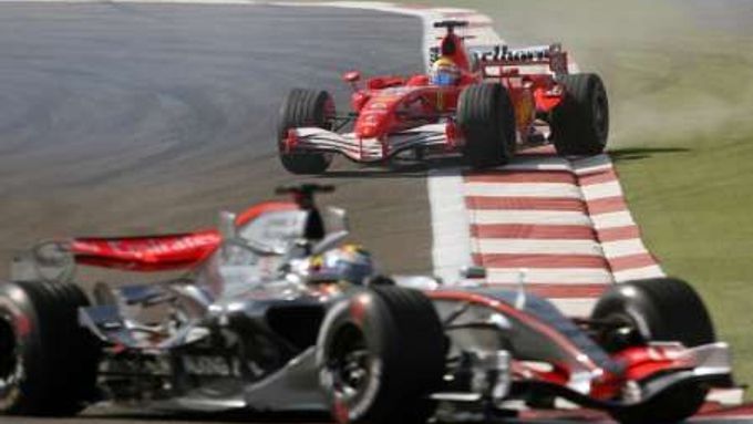 Vpředu Juan Pablo Montoya (McLaren), za ním udělal jezdeckou chybu Felipe Massa s Ferrari.