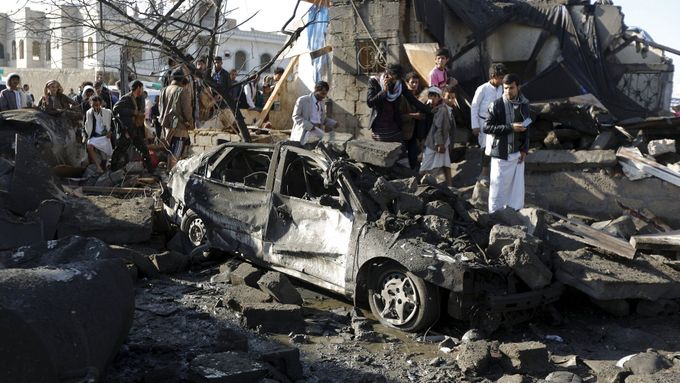 Následky bombardování poblíž jemenského letiště v Saná.
