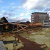 Vítr utrhl polovinu střechy finančního úřadu v Ostrově na Karlovarsku, ta zničila i několik aut