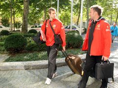 Petr Čech a Jaromír Blažek, brankářská dvojice, převáží kufry z autobusu do hotelu