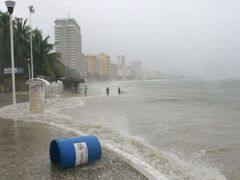 První letošní pacifický hurikán Andrés, který řádil v Mexiku. Bill je prvním atlantickým hurikánem