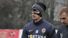 Český fotbalista Václav Kadlec z klubu AC Sparta Praha se svojí maskou.