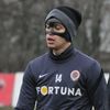 Český fotbalista Václav Kadlec z klubu AC Sparta Praha se svojí maskou.