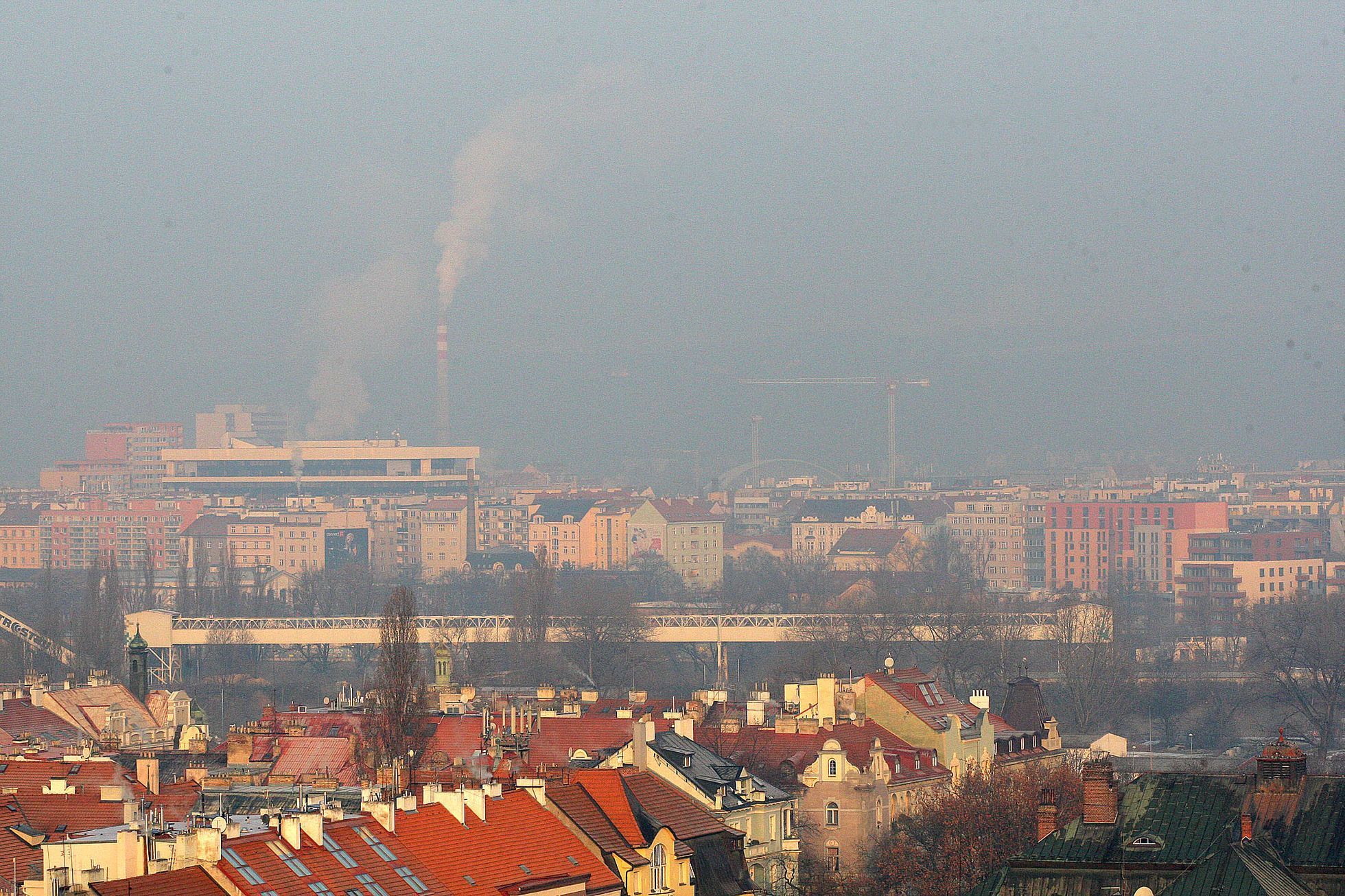 Praha ve smogu zahalena