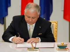 Lech Kaczyński patřil k odpůrcům Lisabonské smlouvy. Tvrdil, že omezuje právo jednotlivých zemí prosazovat uvnitř sedmadvacítky své názory a posiluje vliv zemí jako jsou Francie nebo Německo. Nakonec však smlouvu podepsal