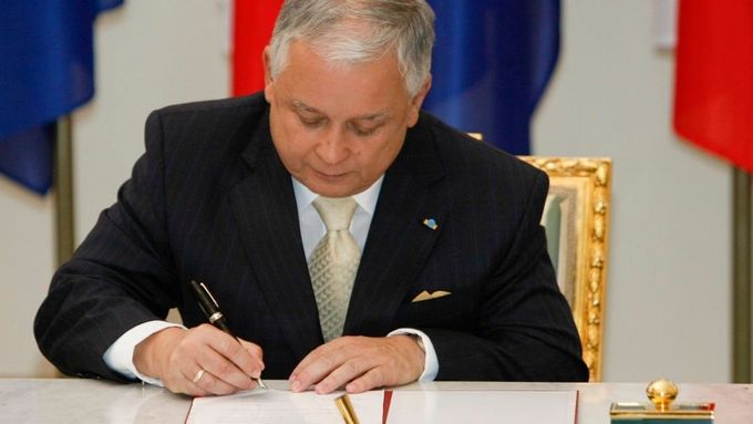 Lech Kaczyński při slavnostním podpisu Lisabonské smlouvy
