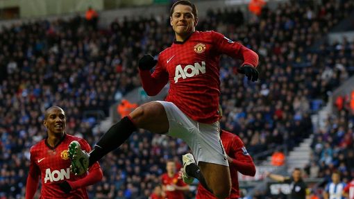 Javier Hernandez (ve výskoku) slaví jeden ze svých dvou gólů v síti Wiganu.
