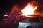 Muž uhořel v odstaveném autě na parkovišti u Olomouce