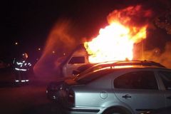 V Brně žhář zapálil auta, čtyři z nich oheň úplně zničil