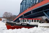 Polské úřady chtějí na Odře prorazit zhruba čtyřicetikilometrový zamrzlý úsek, jenž brání průtoku vody.