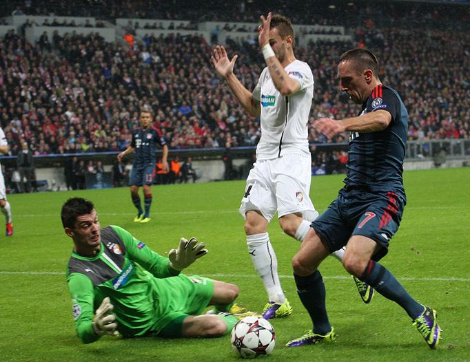 LM, Bayern Mnichov - Plzeň: Franck Ribéry - Radim Řezník a Matúš Kozáčik