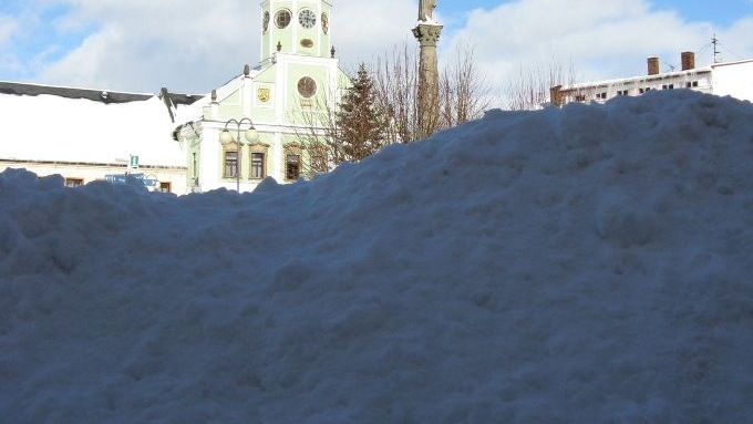 Haldy sněhu v Polici nad Metují na začátku února fotoaparátem čtenáře Aktuálně.cz