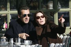 Sarkozyho volný pád trvá. Nezastavila ho ani svatba