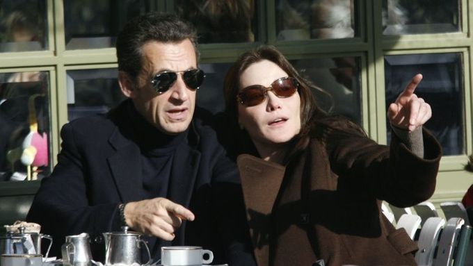 France's first lady Carla Sarkozy (R) and President Nicolas Sarkozy sit at a cafe terrace in the gardens of the Versailles Chateau near Paris, February 3, 2008, the day after they were married at the Elysee Palace. France's President Sarkozy married supermodel-turned singer Carla Bruni on Saturday just three months after they started dating. REUTERS/Antoine Gyori (FRANCE)