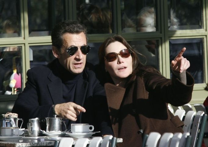 France's first lady Carla Sarkozy (R) and President Nicolas Sarkozy sit at a cafe terrace in the gardens of the Versailles Chateau near Paris, February 3, 2008, the day after they were married at the Elysee Palace. France's President Sarkozy married supermodel-turned singer Carla Bruni on Saturday just three months after they started dating. REUTERS/Antoine Gyori (FRANCE)