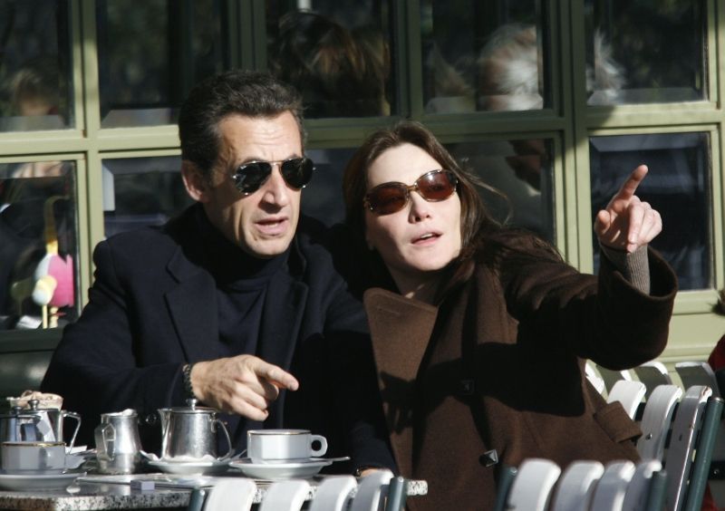 Sarko a Carla na kafíčku ve Versailles