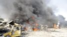 Smoke rises from the wreckage of mangled vehicles at the site of an explosion in Damascus May 10, 2012. Dozens of people were killed or wounded in two "terrorist explosions" which struck a southern district of the Syrian capital Damascus on Thursday, state television said. REUTERS/Sana/Handout (SYRIA - Tags: CIVIL UNREST POLITICS) FOR EDITORIAL USE ONLY. NOT FOR SALE FOR MARKETING OR ADVERTISING CAMPAIGNS. THIS IMAGE HAS BEEN SUPPLIED BY A THIRD PARTY. IT IS DISTRIBUTED, EXACTLY AS RECEIVED BY REUTERS, AS A SERVICE TO CLIENTS Published: Kvě. 10, 2012, 7:14 dop.