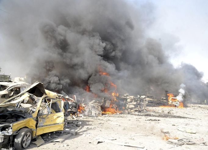 Smoke rises from the wreckage of mangled vehicles at the site of an explosion in Damascus May 10, 2012. Dozens of people were killed or wounded in two "terrorist explosions" which struck a southern district of the Syrian capital Damascus on Thursday, state television said. REUTERS/Sana/Handout (SYRIA - Tags: CIVIL UNREST POLITICS) FOR EDITORIAL USE ONLY. NOT FOR SALE FOR MARKETING OR ADVERTISING CAMPAIGNS. THIS IMAGE HAS BEEN SUPPLIED BY A THIRD PARTY. IT IS DISTRIBUTED, EXACTLY AS RECEIVED BY REUTERS, AS A SERVICE TO CLIENTS Published: Kvě. 10, 2012, 7:14 dop.