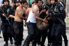 Čína popravila tři odsouzené za vražedný útok na nádraží