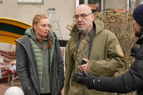 Momentka z pauzy během natáčení filmu režiséra Serhije Sotnyčenka, založeného na reálných událostech, které se odehrály v Irpini na jaře roku 2022.