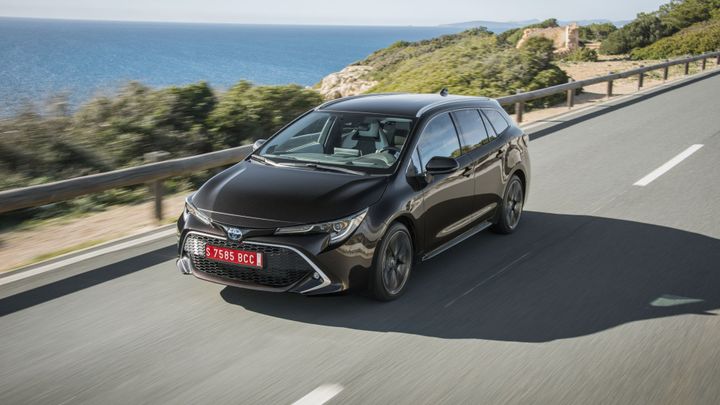 Toyota chce dostat Čechy z dieselů do hybridů. Otestovali jsme novou Corollu