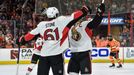 Mark Stone a Erik Karlsson slaví gól Ottawy Senators