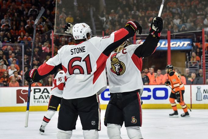 Mark Stone a Erik Karlsson slaví gól Ottawy Senators