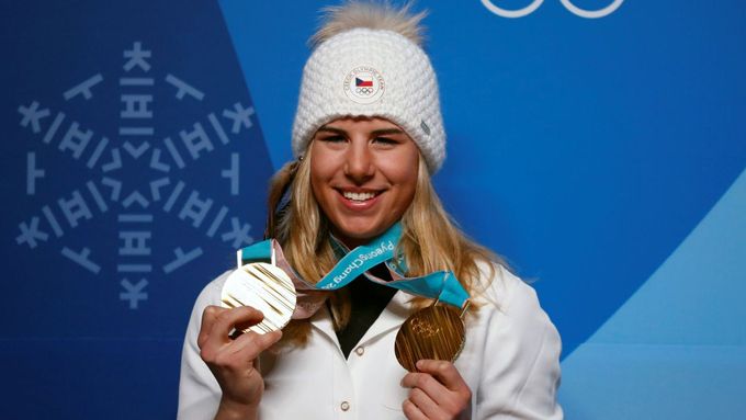 Ester Ledecká se dvěma zlatými medailemi z olympiády 2018