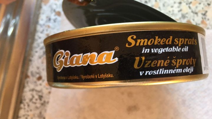 Desítky tisíc konzerv se šproty musí zmizet z pultů. Zákazník v nich našel kus kovu