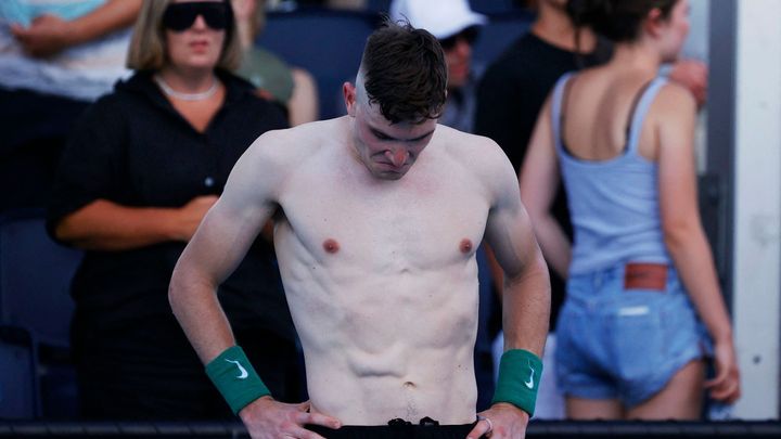 Video: Horko i stres. Tenista těsně zvládl podání ruky, pak se na kurtu pozvracel; Zdroj foto: Reuters