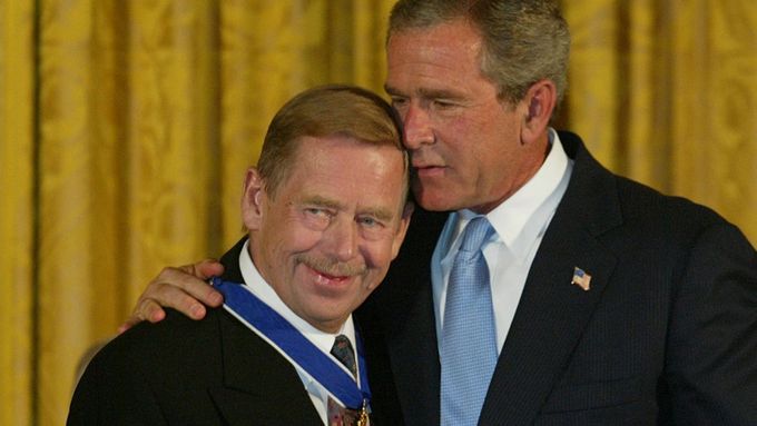 Václav Havel obdržel od George Bushe prezidentskou Medaili svobody, snímek z roku 2003.