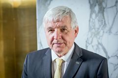 Chybějící prověrka u šéfa České národní banky Michla je problém, řekl Rusnok v ČT
