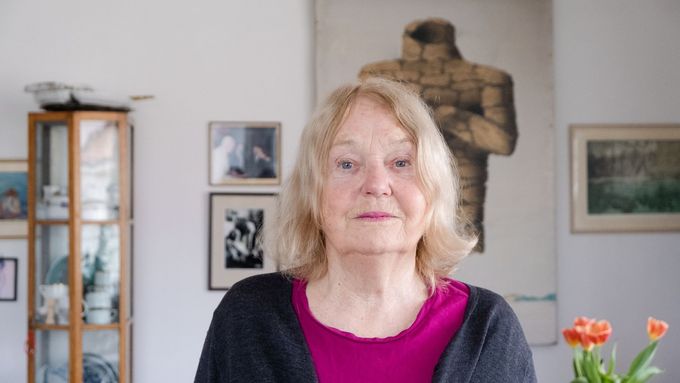 Eda Kriseová je disidentka a spisovatelka, kterou oslovují příběhy silných žen s často tragickým osudem. V Kočičích životech sleduje osud české rodiny na západní Volyni.
