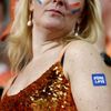 Fanynka Nizozemí na MS 2022 se samolepkou #ONELOVE