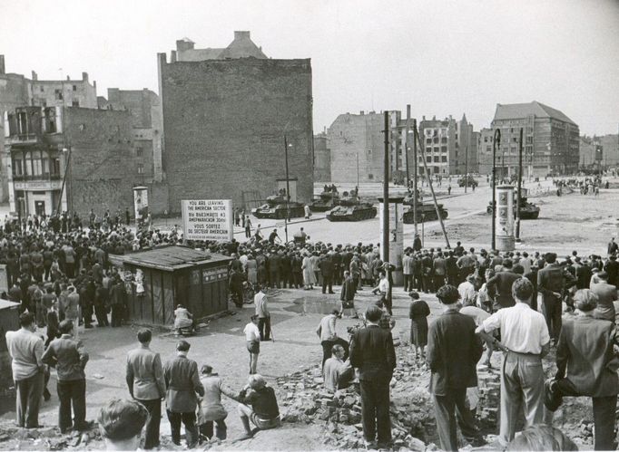 Záběr z povstání 17. června 1953 ve Východním Berlíně.