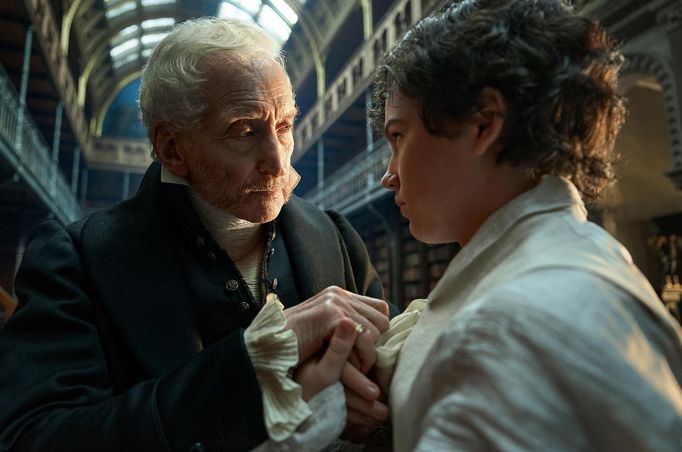 Charles Dance jako despotický Victorův otec a Christian Convery jako malý Victor ve filmu Frankenstein.