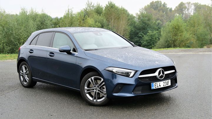 Kouzla kapesního reketoplánu. Mercedes A 250e spojuje dva vesmíry, tomu odpovídá cena