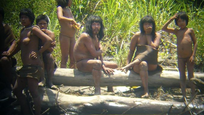 Dosud izolovaný indiánský kmen Mashco-Piro. Žádný detailnější snímek, než je tenhle, se zatím nepovedlo pořídit.