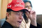Elon Musk s kšiltovkou „Gulf of America“ na zasedání kabinetu prezidenta Donalda Trumpa v Bílém domě, 30. dubna 2025.