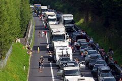 Eurozácpy na dálnicích k Jaderskému moři, auta stojí v Německu, Itálii, Rakousku i Slovinsku