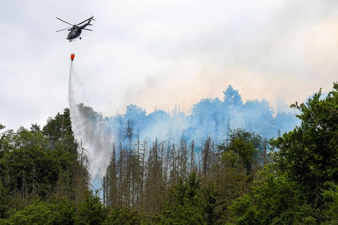 Vrtulník AČR během nasazení při hašení v Národním parku České Švýcarsko. 26. 7. 2022