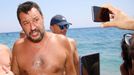 Předseda italské strany Liga Matteo Salvini oslovuje voliče na pláži