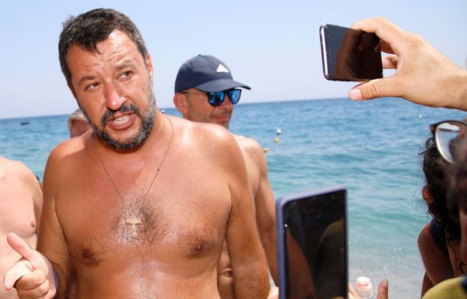 Předseda italské strany Liga Matteo Salvini oslovuje voliče na pláži