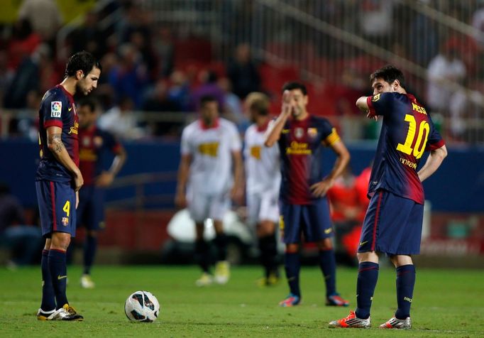 Fotbalisté Barcelony Cesc Fabregas (vlevo) a Lionel Messi v utkání španělské La Ligy 2012/13 se Sevillou.