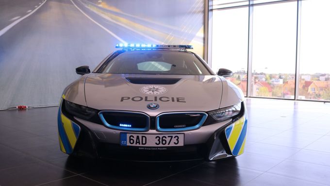 Policejní sportovní vůz BMW i8.