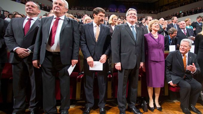 Slavnostní koncert na oslavách v Lipsku: Zleva: Andrej Kiska, Miloš Zeman, maďarský prezident Áder, polský prezident Komorowski, německý prezident Gauck s manželkou.