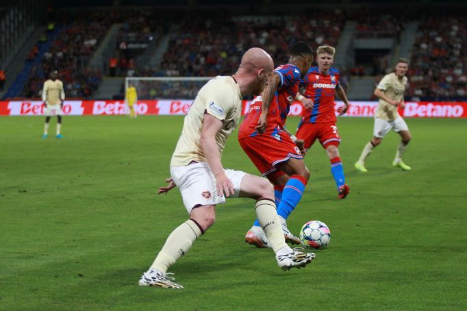 Sampson Dweh v zápase 4. předkola EL Plzeň - Heart of Midlothian