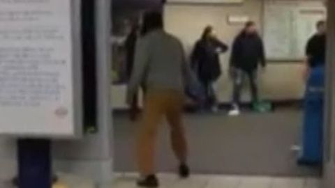 Muž útočil nožem v londýnském metru. Policie ho musela paralyzovat
