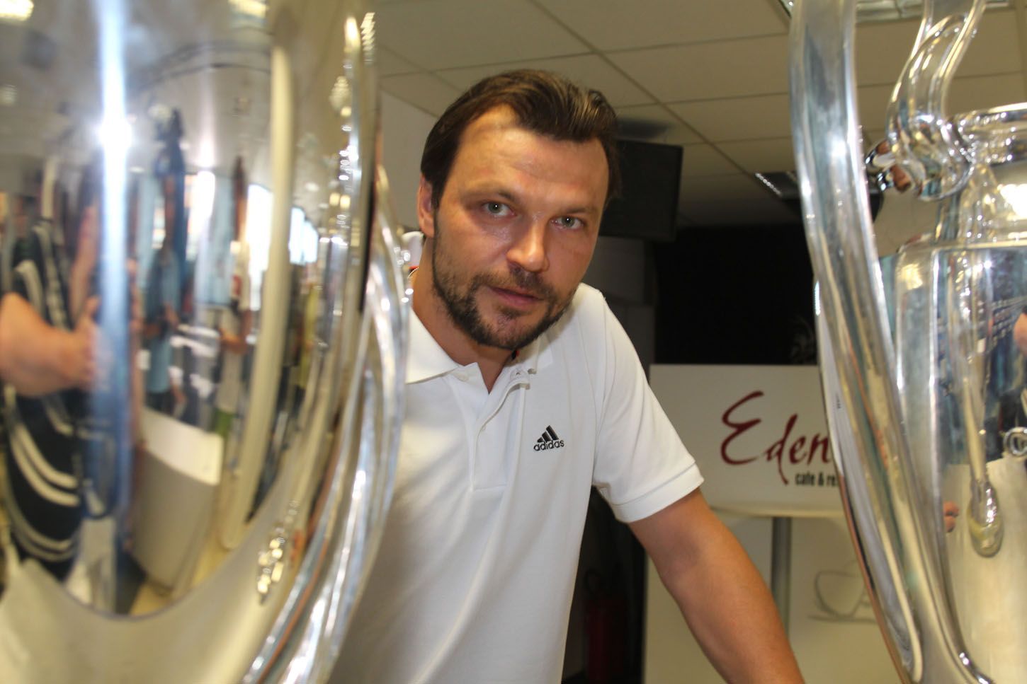 Tomáš Ujfaluši s poháry (Evropská liga)